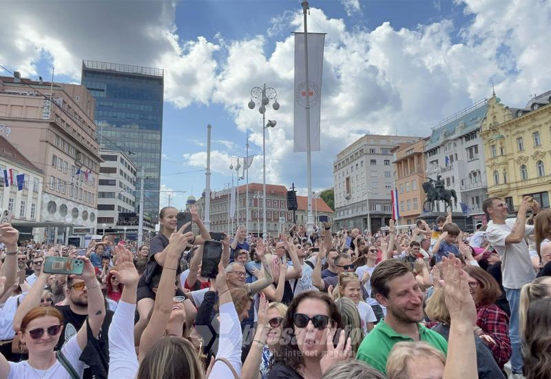 FOTO/VIDEO | Otišli smo na doček Baby Lasagne: Tisuće ljudi pjevalo sada već veliki hit