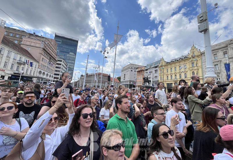 FOTO/VIDEO | Otišli smo na doček Baby Lasagne: Tisuće ljudi pjevalo sada već veliki hit