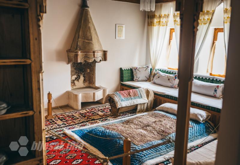 Jedna od soba u kući  - Foto-Video | Posjetili smo kuću u Mostaru u kojoj se živi po istilahu