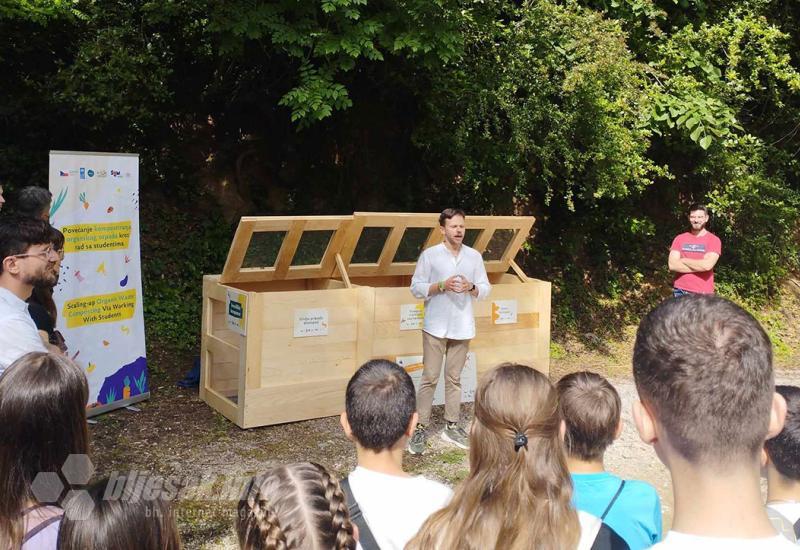 Učenike srednjih i osnovnih mostarskih škola upoznali su s izgrađenim komposterima - Savršen otpad je savršen kompost | U Mostaru se podizala svijest o potrebi odlaganja organskog otpada