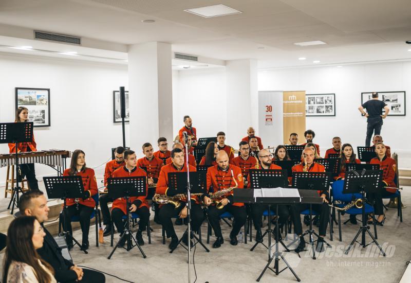 Hrvatska glazba Mostar predstavila monografiju - FOTO Hrvatska glazba Mostar predstavila monografiju: Presjek kulturnih, društvenih i političkih događaja
