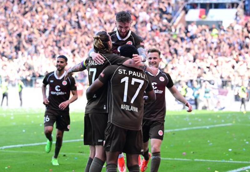 Slavlje igrača FC St. Paulija - St. Pauli prvak Zweite, prekid utakmice u Rostocku