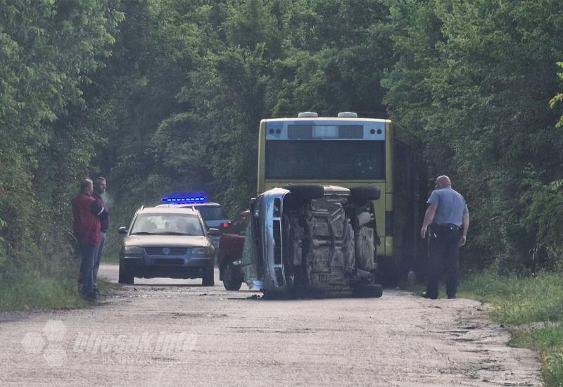 FOTO | Mostar: Prevrnulo se vozilo u naselju Humi