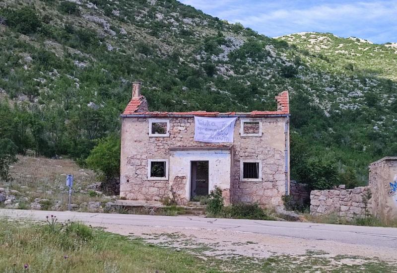 Na rodnoj kući Luke Modrića ostavljena zanimljiva poruka i broj telefona