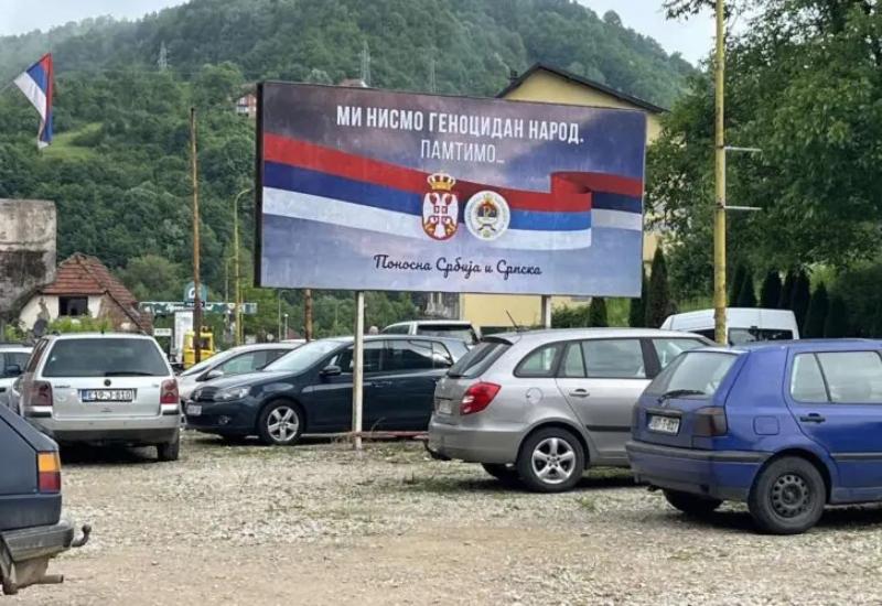 U Srebrenici osvanuli plakati: 