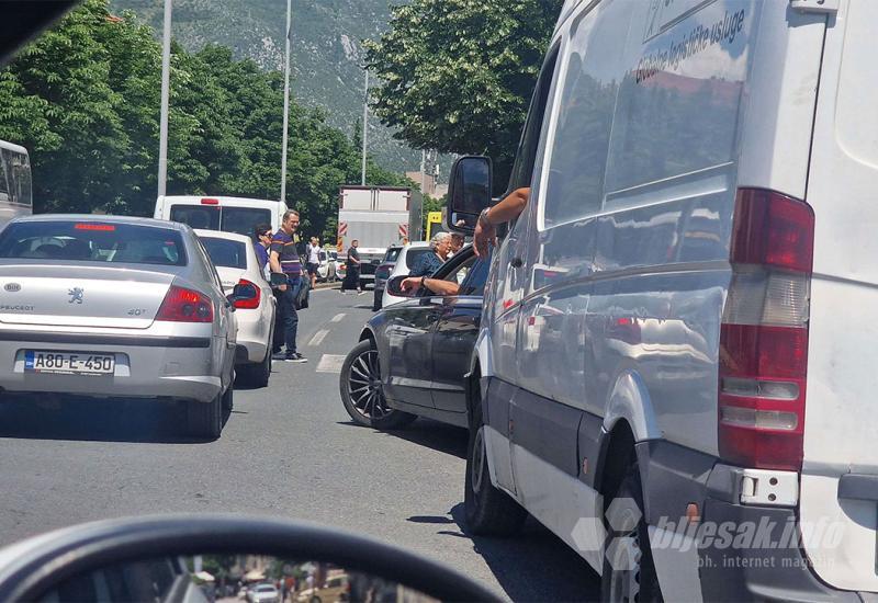 VIDEO Mostar: Prometni kolaps nakon nesreće na Bulevaru