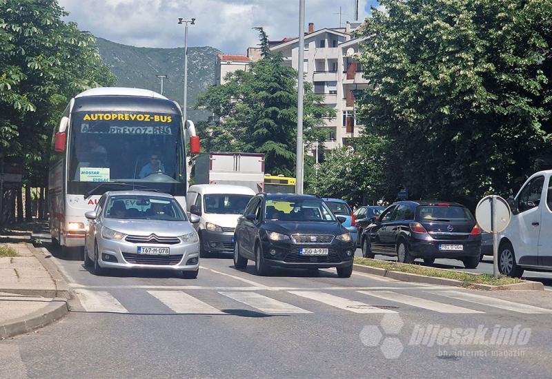  Prometni kolaps nakon nesreće na Bulevaru - VIDEO Mostar: Prometni kolaps nakon nesreće na Bulevaru