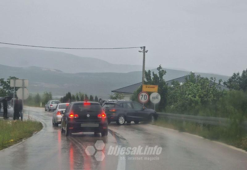 Prometna nesreća u Sretnicama: Oprezno, kolnici su skliski! 