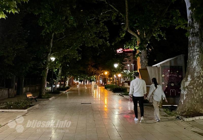 FOTO | Noćna šetnja kišnim Mostarom