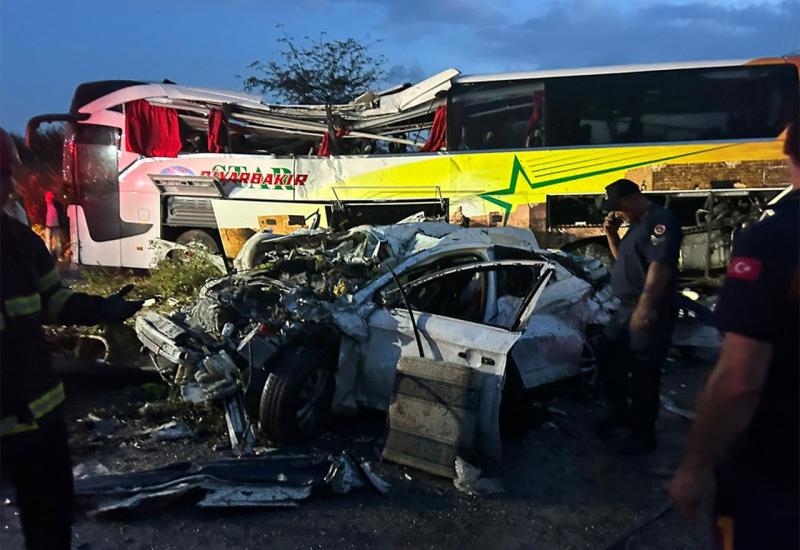U prometnoj nesreći u Mersinu poginulo deset, ozlijeđeno 30 osoba - U prometnoj nesreći u Mersinu poginulo deset, ozlijeđeno 30 osoba