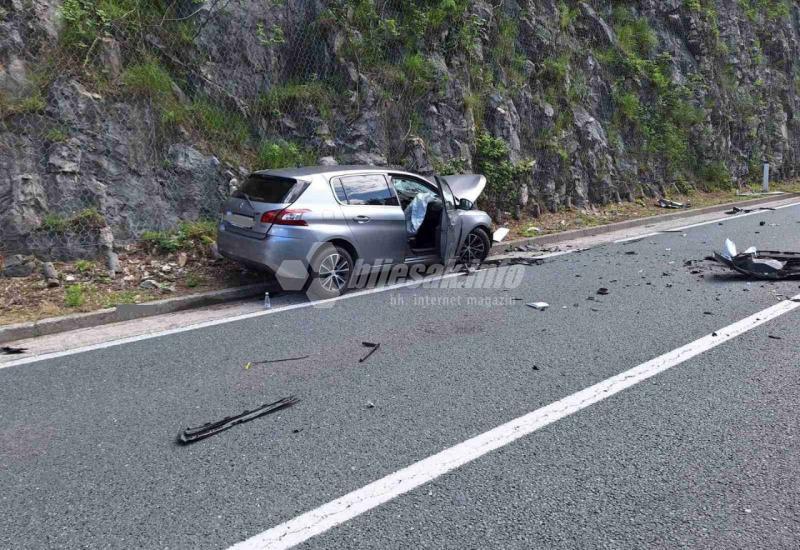 Peugeot koji je sudjelovao u prometnoj nesreći - Detalji prometne nesreće: U sudaru autobusa i automobila ozlijeđeno više osoba 