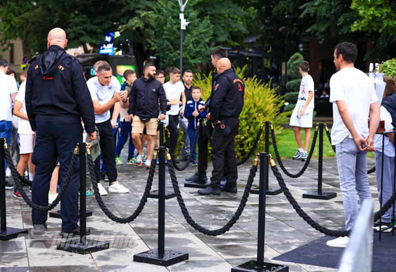 FOTO/VIDEO | Zrinjski slavi titulu prvaka Kupa BiH - Mostarci se fotkali sa peharom!