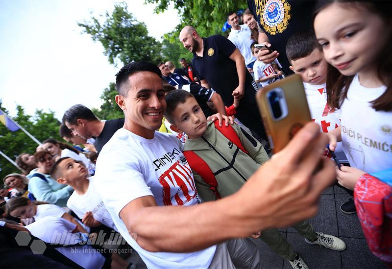 FOTO/VIDEO | Euforija u Mostaru: Plemići sa navijačima proslavili titulu prvaka Kupa