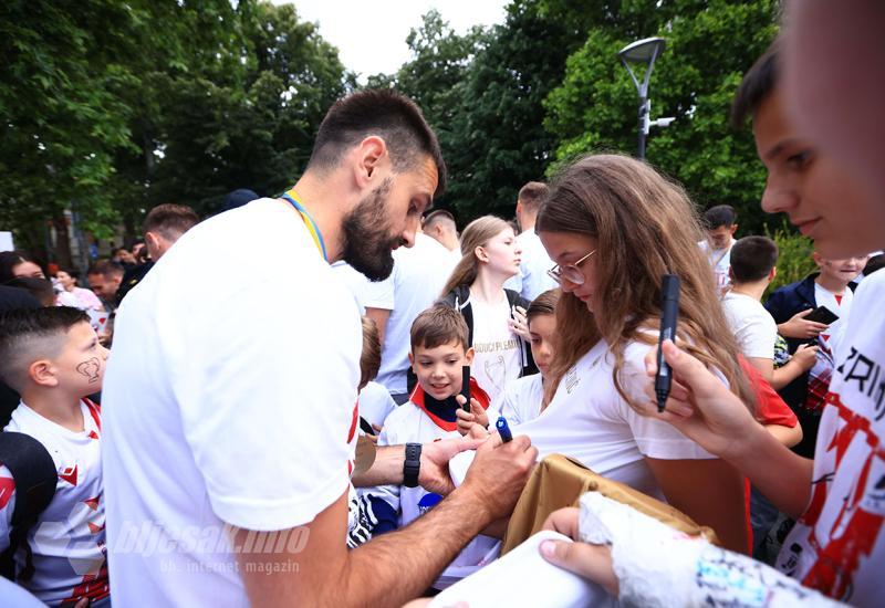 FOTO/VIDEO | Euforija u Mostaru: Plemići sa navijačima proslavili titulu prvaka Kupa