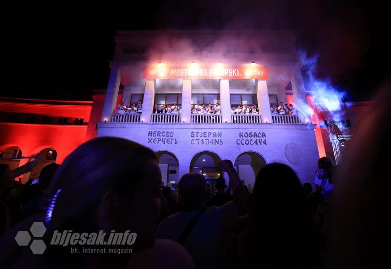 FOTO | Spektakl u Mostaru: Plemići pozdravljeni ovacijama na balkonu Kosače