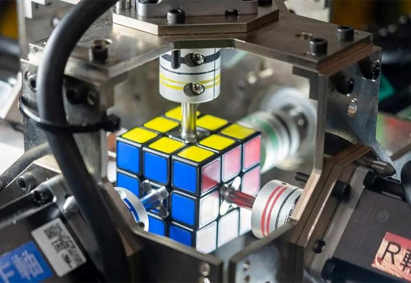Japanski robot složio Rubikovu kocku za 3 desetine sekunde