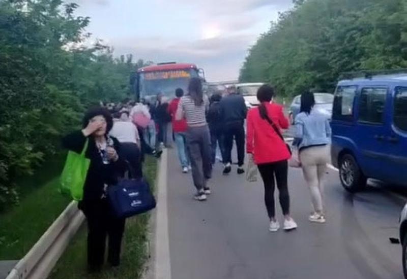  - Sudar autobusa i automobila u Srbiji | jedna poginula osoba i 30 ozlijeđenih 