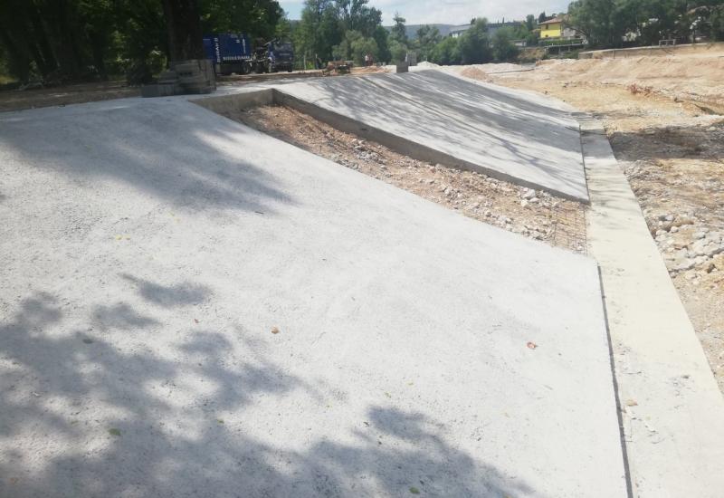 Na betonskoj plaži ostavljena su mjesta za stepenice - FOTO | Evo kako napreduju radovi na Bunici