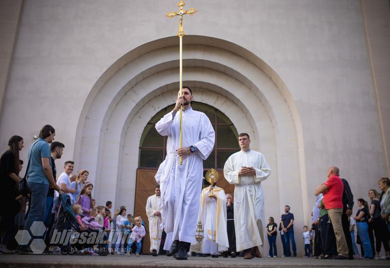 FOTO | Svečano u Mostaru: Tijelovska procesija prošla gradom 