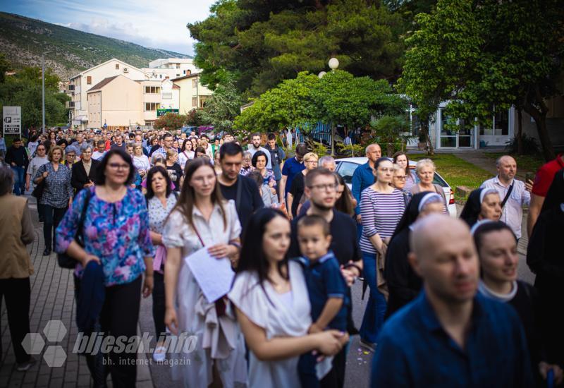 FOTO | Svečano u Mostaru: Tijelovska procesija prošla gradom 