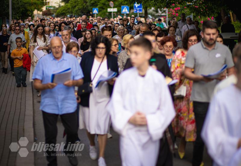 Vjernici su zajedno molili i pjevali - FOTO | Svečano u Mostaru: Tijelovska procesija prošla gradom 