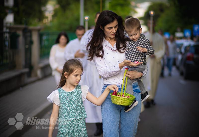 Djeca su u košaricama nosila latice cvijeća koje su kasnije posipali pred Presvetim Sakramentom - FOTO | Svečano u Mostaru: Tijelovska procesija prošla gradom 