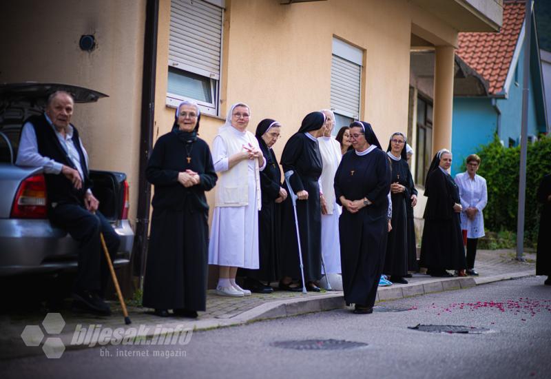 FOTO | Svečano u Mostaru: Tijelovska procesija prošla gradom 