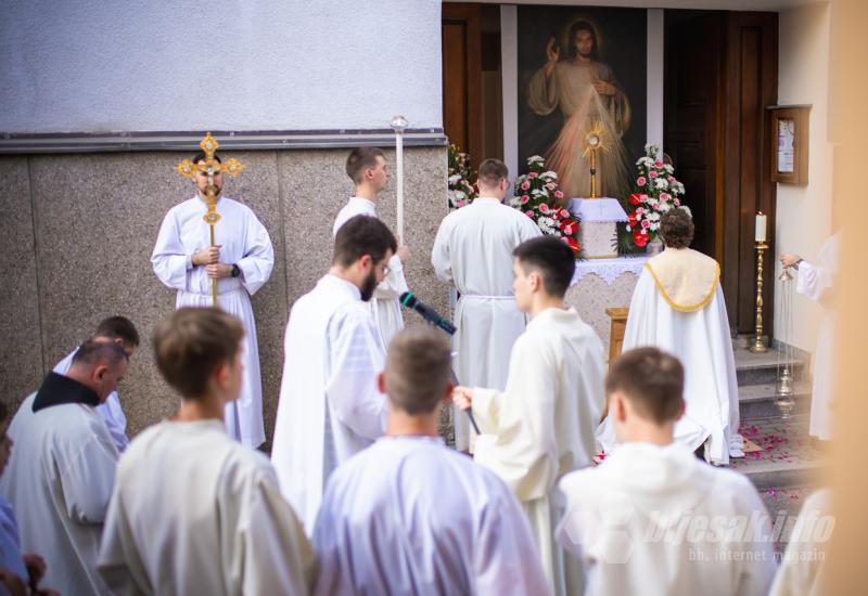 FOTO | Svečano u Mostaru: Tijelovska procesija prošla gradom 