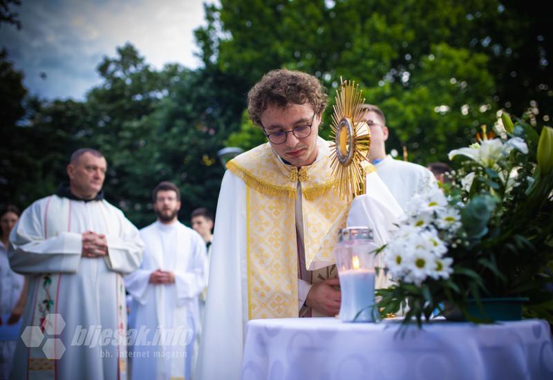 FOTO | Svečano u Mostaru: Tijelovska procesija prošla gradom 