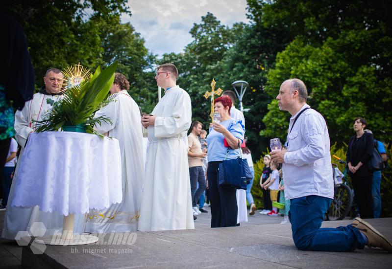 FOTO | Svečano u Mostaru: Tijelovska procesija prošla gradom 