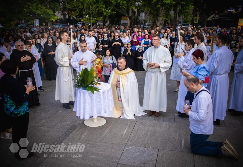 FOTO | Svečano u Mostaru: Tijelovska procesija prošla gradom 