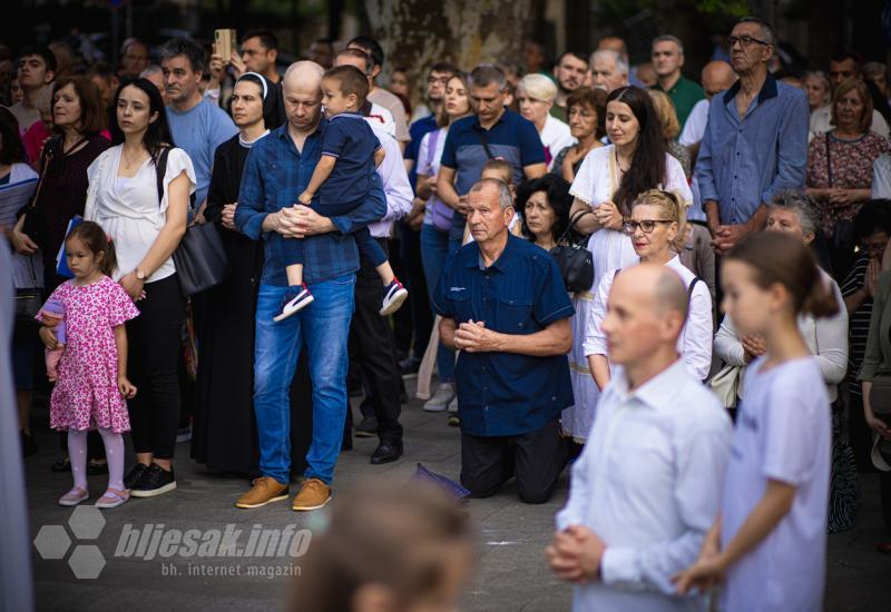 FOTO | Svečano u Mostaru: Tijelovska procesija prošla gradom 