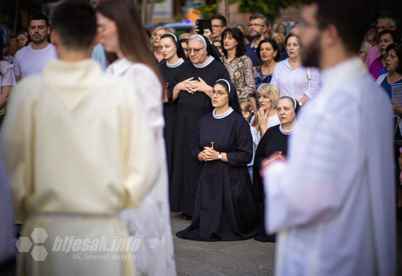 FOTO | Svečano u Mostaru: Tijelovska procesija prošla gradom 