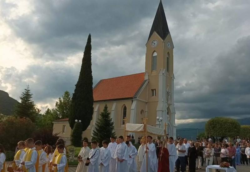 Procesijom u Bijelom Polju proslavljeno Tijelovo  