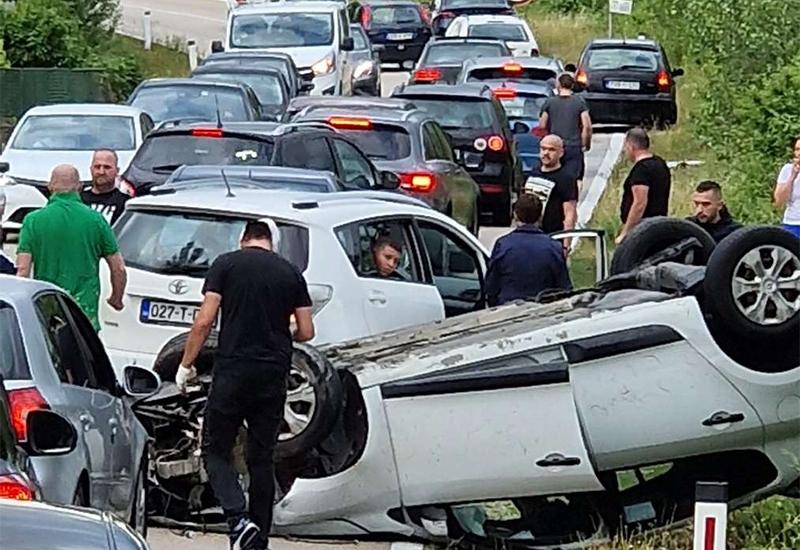 Rotimlja: Osobni automobil završio na krovu - FOTO | Rotimlja: Osobni automobil završio na krovu