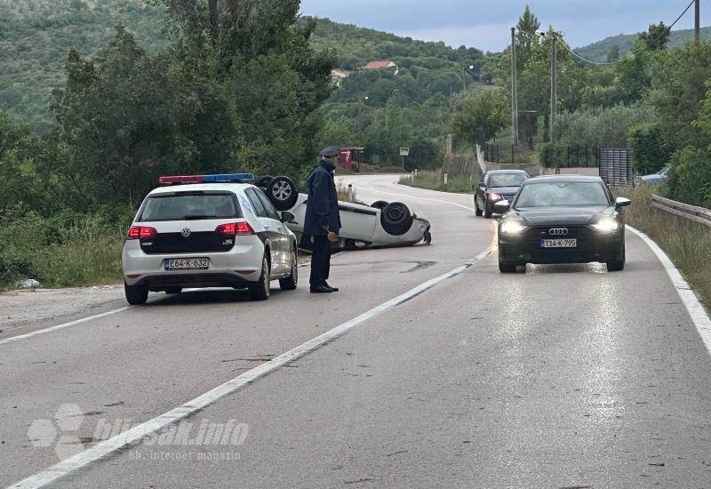 FOTO | Rotimlja: Osobni automobil završio na krovu