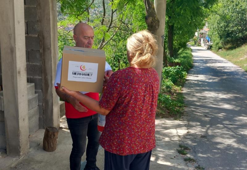 Volonteri u akciji distribucije i podjele paketa u sklopu projekta  - Merhamet Mostar podijelio 435 paketa pomoći