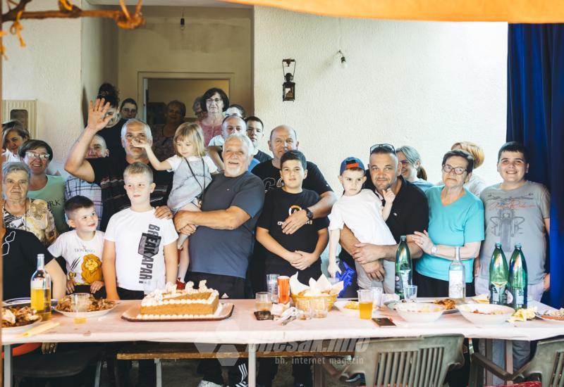 Fešta u dvorištu kuće u Bijelom Polju - FOTO | Četiri okrugla rođendana obitelji Crnjac bila su dovoljan razlog za slavlje u Bijelo Polju