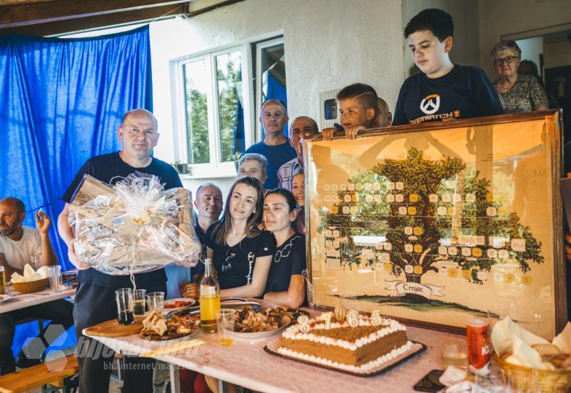Slavljenici su na poklon dobili obiteljsko stablo - FOTO | Četiri okrugla rođendana obitelji Crnjac bila su dovoljan razlog za slavlje u Bijelo Polju