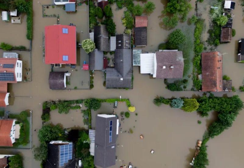 Poplave u Njemačkoj iz zraka  - Poplave u Njemačkoj: Ljude evakuiraju helikopterom, prijeti pucanje brane