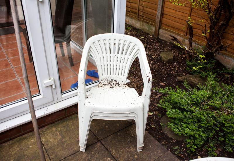 6 jednostavnih savjeta za čišćenje bijelih plastičnih stolica