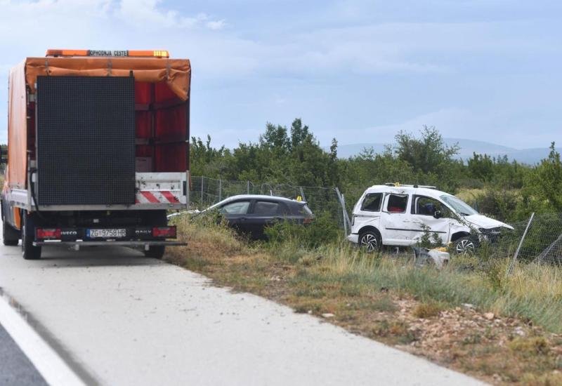 Auto sletio s autoceste, radnici HAC-a došli pomoći pa na njih naletjelo drugo vozilo