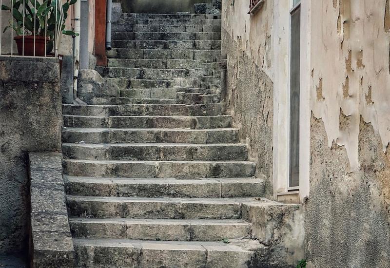 Pao niz stepenice u Splitu: Mladi Britanac životno ugrožen 