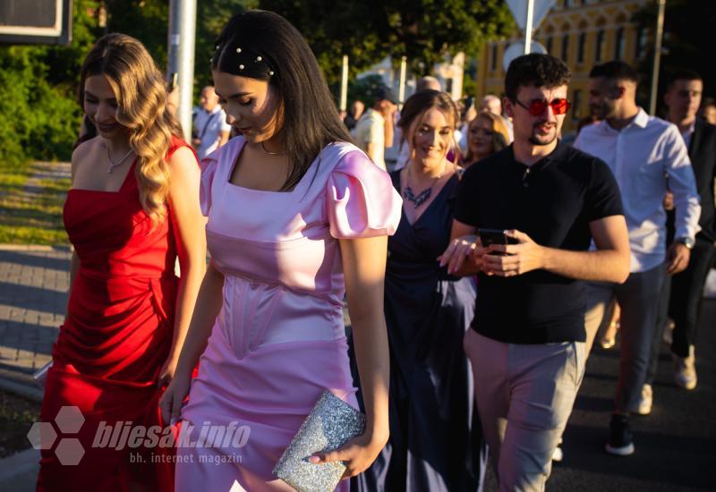 Matursko večer JU Druga gimnazija Mostar - Ljepota i glamur na mostarskim ulicama: Pogledajte kako su maturanti obilježili kraj srednjoškolskog obrazovanja