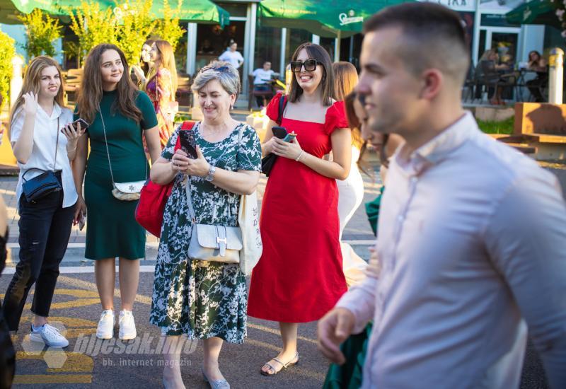 Matursko večer JU Druga gimnazija Mostar - Ljepota i glamur na mostarskim ulicama: Pogledajte kako su maturanti obilježili kraj srednjoškolskog obrazovanja