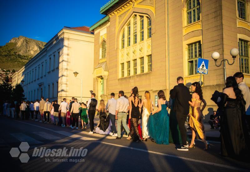 Matursko večer JU Druga gimnazija Mostar - Ljepota i glamur na mostarskim ulicama: Pogledajte kako su maturanti obilježili kraj srednjoškolskog obrazovanja