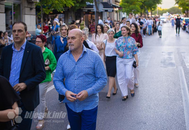 Matursko večer JU Druga gimnazija Mostar - Ljepota i glamur na mostarskim ulicama: Pogledajte kako su maturanti obilježili kraj srednjoškolskog obrazovanja