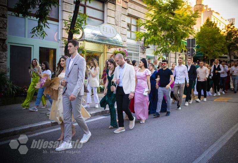 Matursko večer JU Druga gimnazija Mostar - Ljepota i glamur na mostarskim ulicama: Pogledajte kako su maturanti obilježili kraj srednjoškolskog obrazovanja