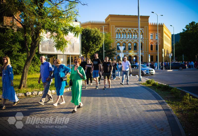 Matursko večer JU Druga gimnazija Mostar - Ljepota i glamur na mostarskim ulicama: Pogledajte kako su maturanti obilježili kraj srednjoškolskog obrazovanja