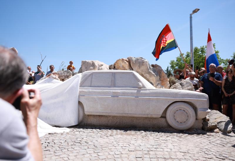 VIDEO | U Imotskom otkriven spomenik kultnom Mercedesu